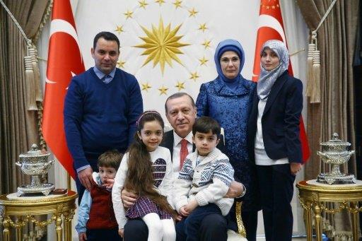 شاهد: أردوغان يستقبل الطفلة بانة العابد في قصر الرئاسة بعد هروبها من جحيم حلب شاهد: أردوغان يستقبل الطفلة بانة العابد في قصر الرئاسة بعد هروبها من جحيم حلب