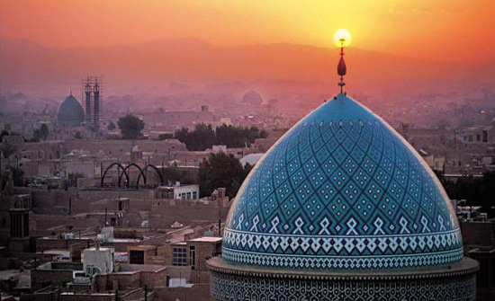 بالصور: رجل يثير غضب المتابعين بركن سيارته داخل مسجد بالصور: رجل يثير غضب المتابعين بركن سيارته داخل مسجد