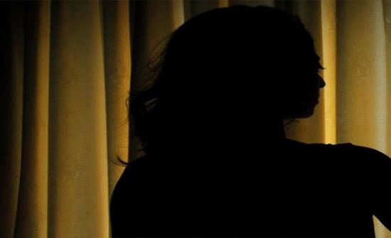 [شاهد] فضيحة جنسية تطال وزيراً سابقاً .. إليكم ما حدث!