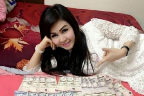 استياء النشطاء بسبب صورة لفتاة تتفاخر بكثرة الريالات استياء النشطاء بسبب صورة لفتاة تتفاخر بكثرة الريالات