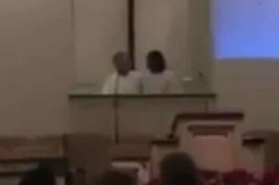 بالفيديو: سعودي يودع الإسلام .. ونشطاء يعبرون عن غضبهم بعد إعتناقه الديانة المسيحية