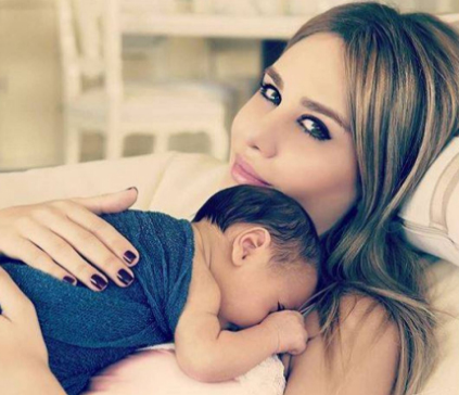 هكذا احتفلت داليدا عياش بعيد الأم هكذا احتفلت داليدا عياش بعيد الأم
