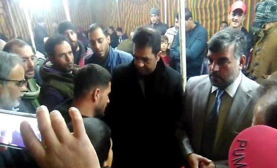صور : رئيس مجلس محافظة العاصمة يعد بتقديم راتب شهري لعائلة المرحوم الطيراوي صور : رئيس مجلس محافظة العاصمة يعد بتقديم راتب شهري لعائلة المرحوم الطيراوي