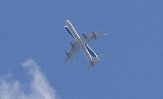 اقتربتا من بعضهما في الجو.. صورة لطائرتي ركاب تحبس الأنفاس