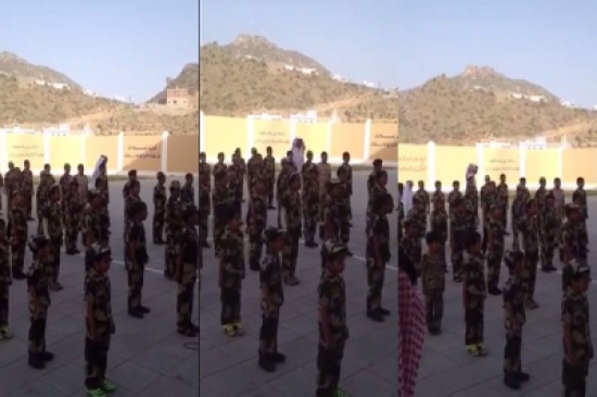 مدير مدرسة يحوِّل الطابور الصباحي لميدان عسكري