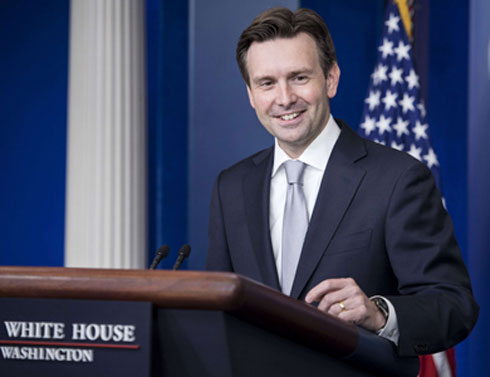 البيت الأبيض يدافع عن التدخل بالعراق والامتناع عن التدخل في سورية