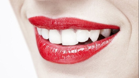 10 أطعمة ومشروبات يجب تجنبها للحفاظ على بياض الأسنان