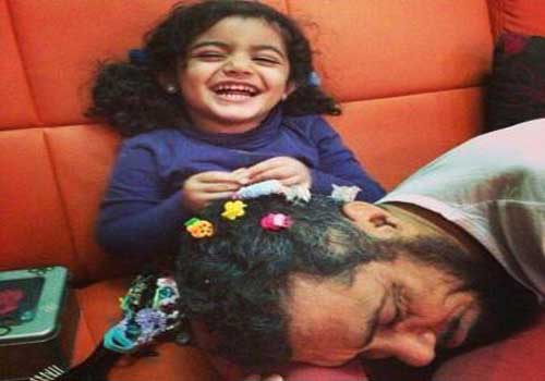 صورة الشيخ العودة بـ"بكلات البنات".. بين يدي ابنته صورة الشيخ العودة بـ"بكلات البنات".. بين يدي ابنته