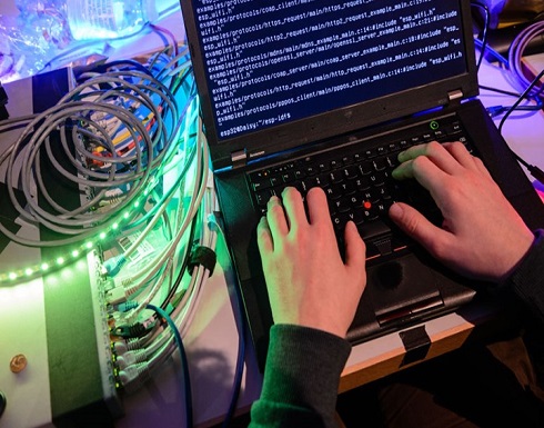 حرب غير معلنة تدور بالفضاء السيبراني وإدارة بايدن تقاوم