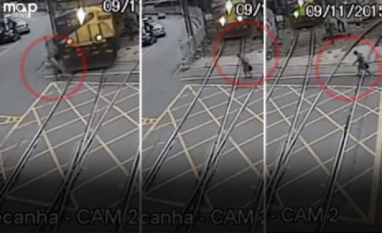 شاهد.. مسن ينجو من الدهس على قضبان القطار