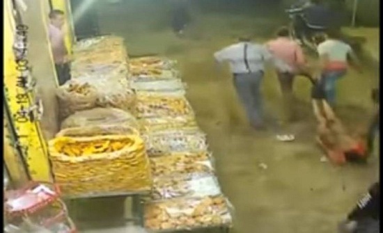 فيديو بشع| قتل وتمثيل بجثة شاب أمام المارة في مصر