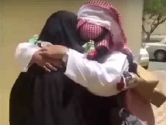 بالفيديو: هكذا فاجأ شاب والدته يوم تخرجها.. وردة فعل الأم