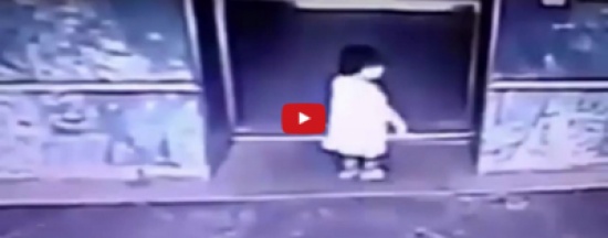 فيديو.. كيف أنقذت أم طفلتها من الموت؟