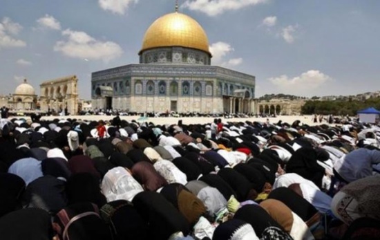 الاحتلال يمنع من هم دون سن الخمسين الصلاة في الأقصى