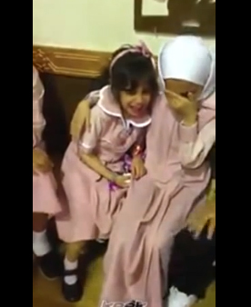 سخرية معلمة من دموع طفلة تثير الغضب