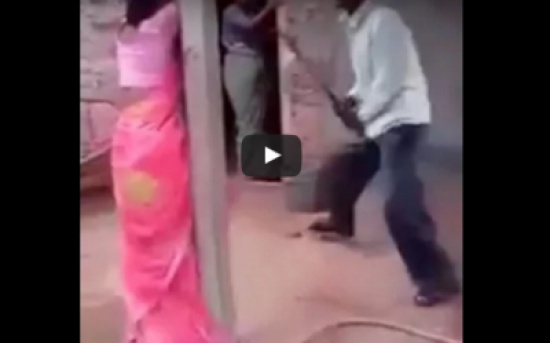 فيديو مروع لرجل هندي يجلد زوجته وعشيقها أمام سكان قريته! فيديو مروع لرجل هندي يجلد زوجته وعشيقها أمام سكان قريته!