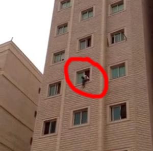 مصري في الكويت القى بنفسه من الطابق الرابع فتلقفوه قبل ارتطامه بالارض ( صور ) مصري في الكويت القى بنفسه من الطابق الرابع فتلقفوه قبل ارتطامه بالارض ( صور )