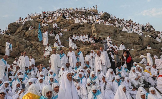 الحجاج ينفرون إلى مزدلفة بعد اداء الركن الأعظم الحجاج ينفرون إلى مزدلفة بعد اداء الركن الأعظم