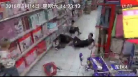 شاهد... نوبة هستيرية تصيب امرأة صينية