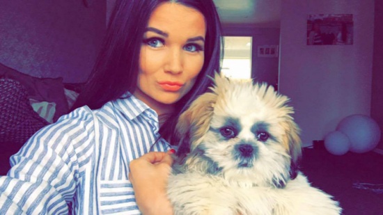 صور.. عملية تبييض أسنان شوهت هذه الحسناء !