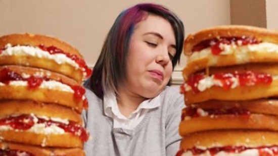 هذه الفتاة تعاني فوبيا الكيك.. تعرف على أنواعٍ غريبة من الخوف