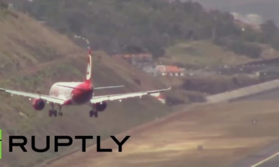 شاهد.. الرياح القوية تمنع الطائرات من الهبوط