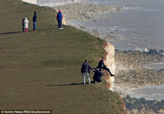 فيديو :  سياح يعرضون أنفسهم للخطر بسبب «السيلفي»