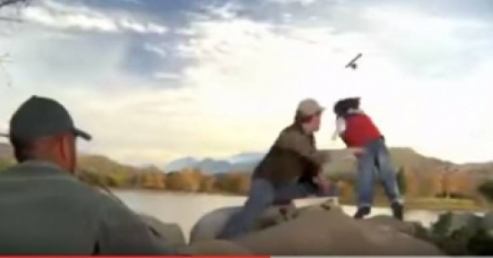 شاهد.  آباء ينقذون اطفالهم في اللحظة المناسبة