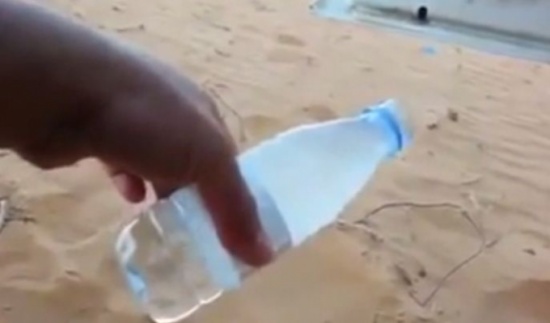 شاهد أغرب ظاهرة في السعودية.. عبوة ماء تتجمد أثناء سكبها على الأرض