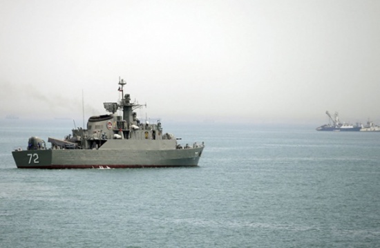 "البحرية الأمريكية" تطلق النار على سفينة إيرانية (شاهد)