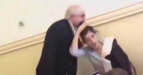 فيديو لمعلم يوقظ طالبة بطريقة غريبة جداً يشعل الإنترنت! فيديو لمعلم يوقظ طالبة بطريقة غريبة جداً يشعل الإنترنت!