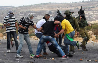 الشرطة الفلسطينية تقبض على مستعربين وتعيدهما إلى الجيش الإسرائيلي الشرطة الفلسطينية تقبض على مستعربين وتعيدهما إلى الجيش الإسرائيلي