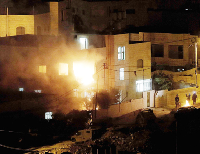 جيش الاحتلال يهدم منزلي متهمين بخطف وقتل المستوطنين الثلاثة في الخليل جيش الاحتلال يهدم منزلي متهمين بخطف وقتل المستوطنين الثلاثة في الخليل