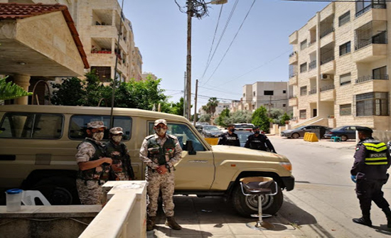 عزل شقتين بالزرقاء وسحب 45 عينة لمخالطي المصاب الأربعيني