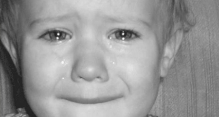 صور| بدأ طفلها بالصراخ فجأة.. حملته و ألقت نظرة بالصدفة على ظهره كانت المفاجأة!