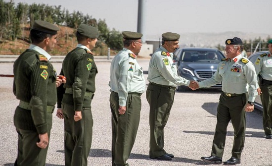 الملك يسلم علم جلالة القائد الأعلى إلى كتيبة الأمير محمد الآلية الملك يسلم علم جلالة القائد الأعلى إلى كتيبة الأمير محمد الآلية