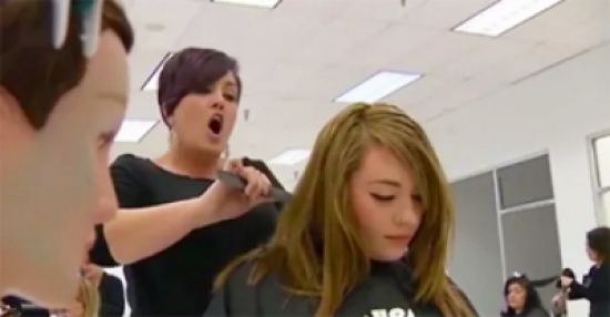 فيديو| بدأت في تصفيف شعر الزبونة و ما رأته بعدها جعلها تصرخ!!