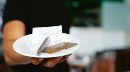 صورة: أمريكي وزوجته يأكلان في مطعم كبسة اليمني.. ويكتبان سعداء بوجودكم بيننا