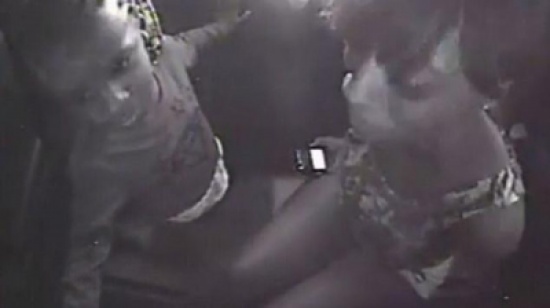 فيديو مرعب لطفلة تواسي أمها.. "لا تصرخي أمي سيقتلنا"