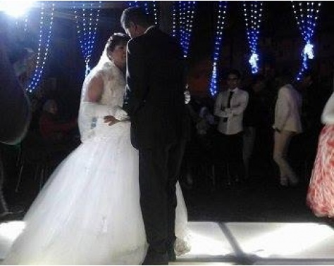 بالصور - مصرية تحتفل بزفافها بعد 18 سنة زواج!