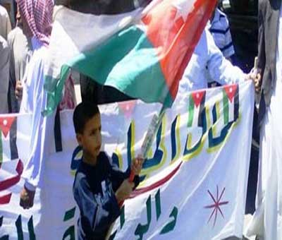 عمال المياومة والفئة الثالثة في زراعة الكرك يواصلون اعتصامهم