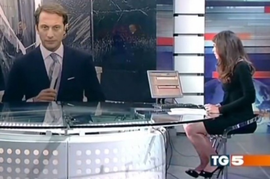 بالفيديو: نسيت مقدمة الأخبار أنّ الطاولة من زجاج… فماذا حصل مباشرة على الهواء؟ بالفيديو: نسيت مقدمة الأخبار أنّ الطاولة من زجاج… فماذا حصل مباشرة على الهواء؟