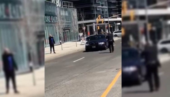 شاهد: مواجهة مسلحة بين متهم دهس عدد من المارة ورجل شرطة