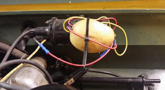 جائزة أفضل ابتكار لبريطاني أصلح سيارة باستخدام "البطاطا"