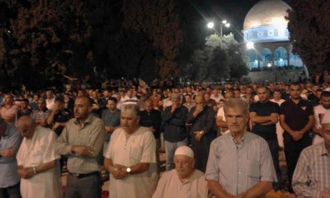 آلاف المصلين يحيون ليلة ''التراويح'' الأخيرة بالأقصى
