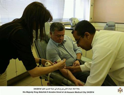الملك : قبل قليل تبرعت بوحدة دم  ( صورة )