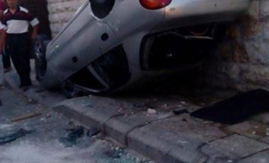 الزرقاء: سائق سيارة يقلب عربة عصير و صاحب العربة يقلب السيارة و اصابة شخصين الزرقاء: سائق سيارة يقلب عربة عصير و صاحب العربة يقلب السيارة و اصابة شخصين