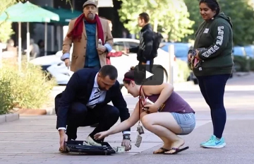 رد فعل المارة لحظة سقوط 100 ألف دولار من رجل