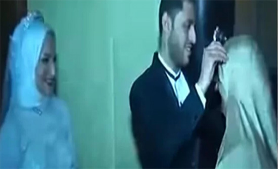 أم وابنتها على علاقة غرامية بنفس الرجل فقرر الزواج من الأم والأنجاب من ابنتها !! صاادم أم وابنتها على علاقة غرامية بنفس الرجل فقرر الزواج من الأم والأنجاب من ابنتها !! صاادم