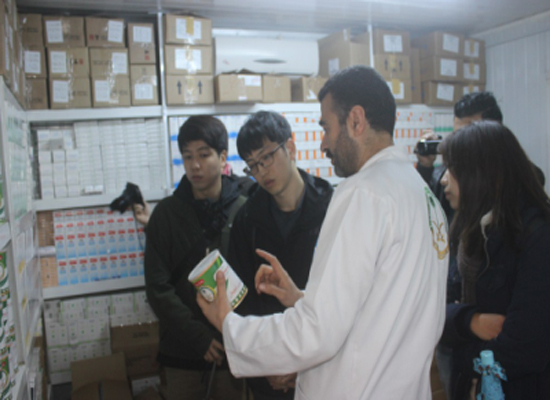 وفد من جامعة CHA الكورية الجنوبية يزور العيادات التخصصية السعودية في مخيم الزعتري